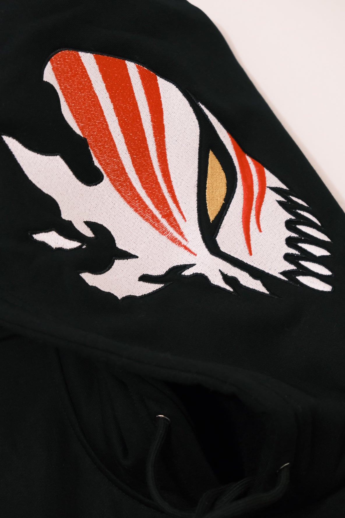 Hollow Transformation: Ichigo Kurosaki Bleach Anime-Kapuzenpullover mit Stickerei